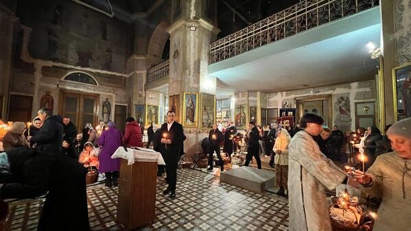 Частичка Благодатного огня прибыла в Молдову из Иерусалима - 11.04.2026, Sputnik Молдова