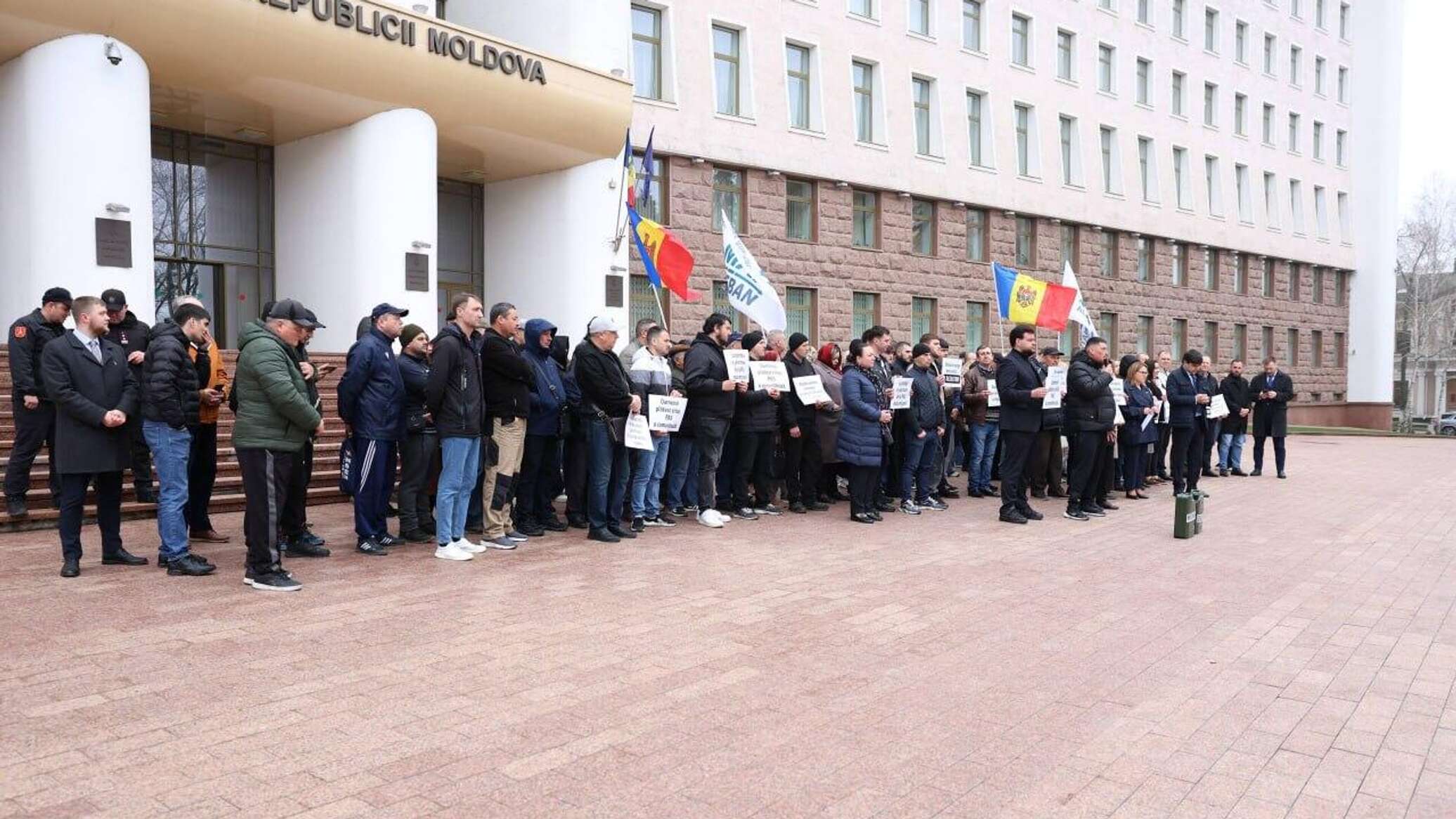 Оппозиция устроила коридор позора депутатам правящей PAS 