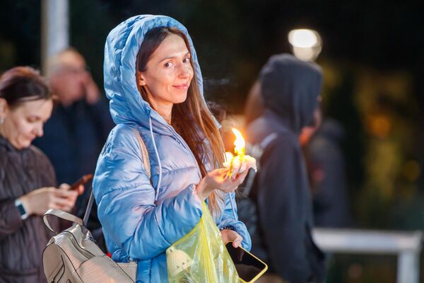 Частичка Благодатного огня прибыла в Молдову из Иерусалима - 11.04.2026, Sputnik Молдова