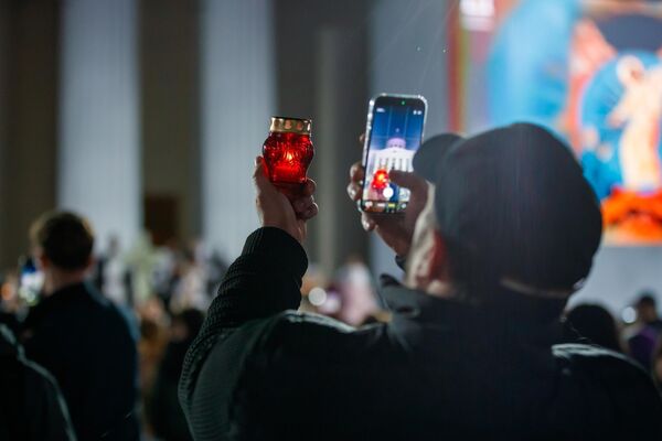 Частичка Благодатного огня прибыла в Молдову из Иерусалима - 11.04.2026, Sputnik Молдова