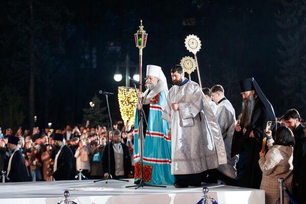 Частичка Благодатного огня прибыла в Молдову из Иерусалима - 11.04.2026, Sputnik Молдова