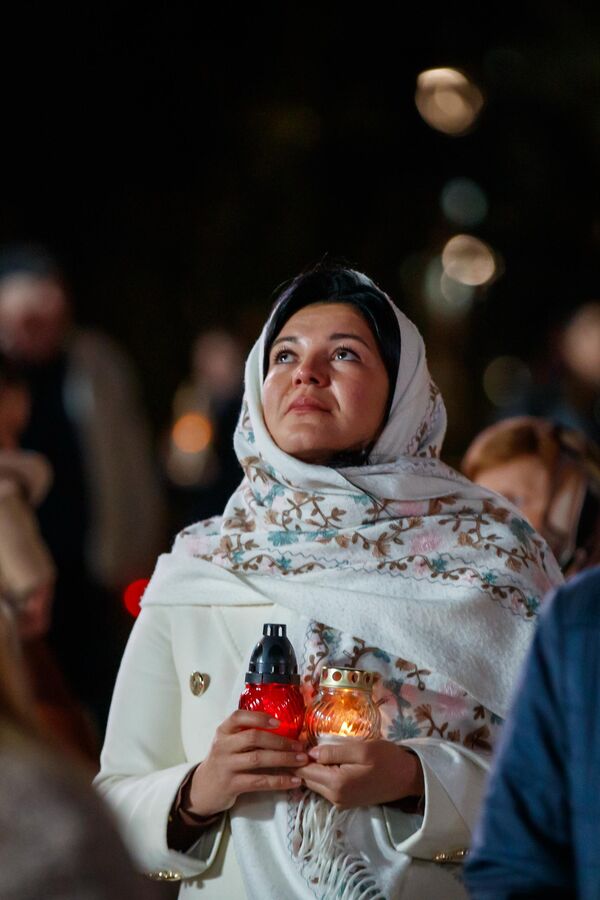 Частичка Благодатного огня прибыла в Молдову из Иерусалима - 11.04.2026, Sputnik Молдова