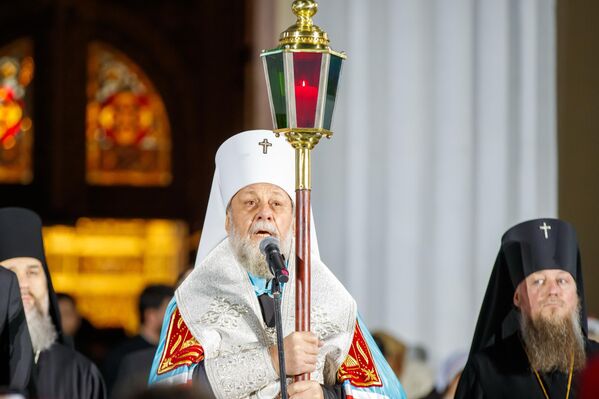 Частичка Благодатного огня прибыла в Молдову из Иерусалима - 11.04.2026, Sputnik Молдова