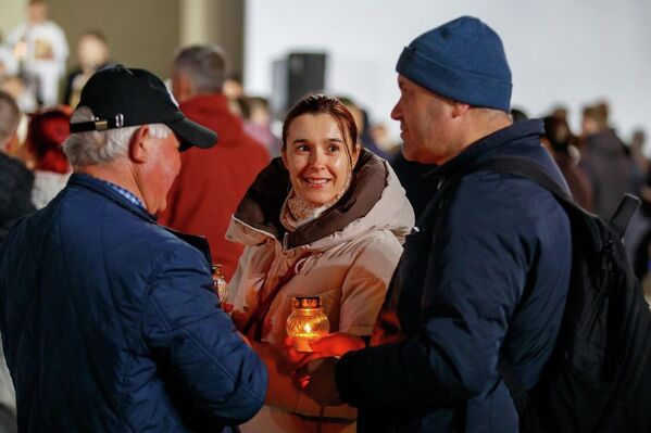 Частичка Благодатного огня прибыла в Молдову из Иерусалима - 11.04.2026, Sputnik Молдова