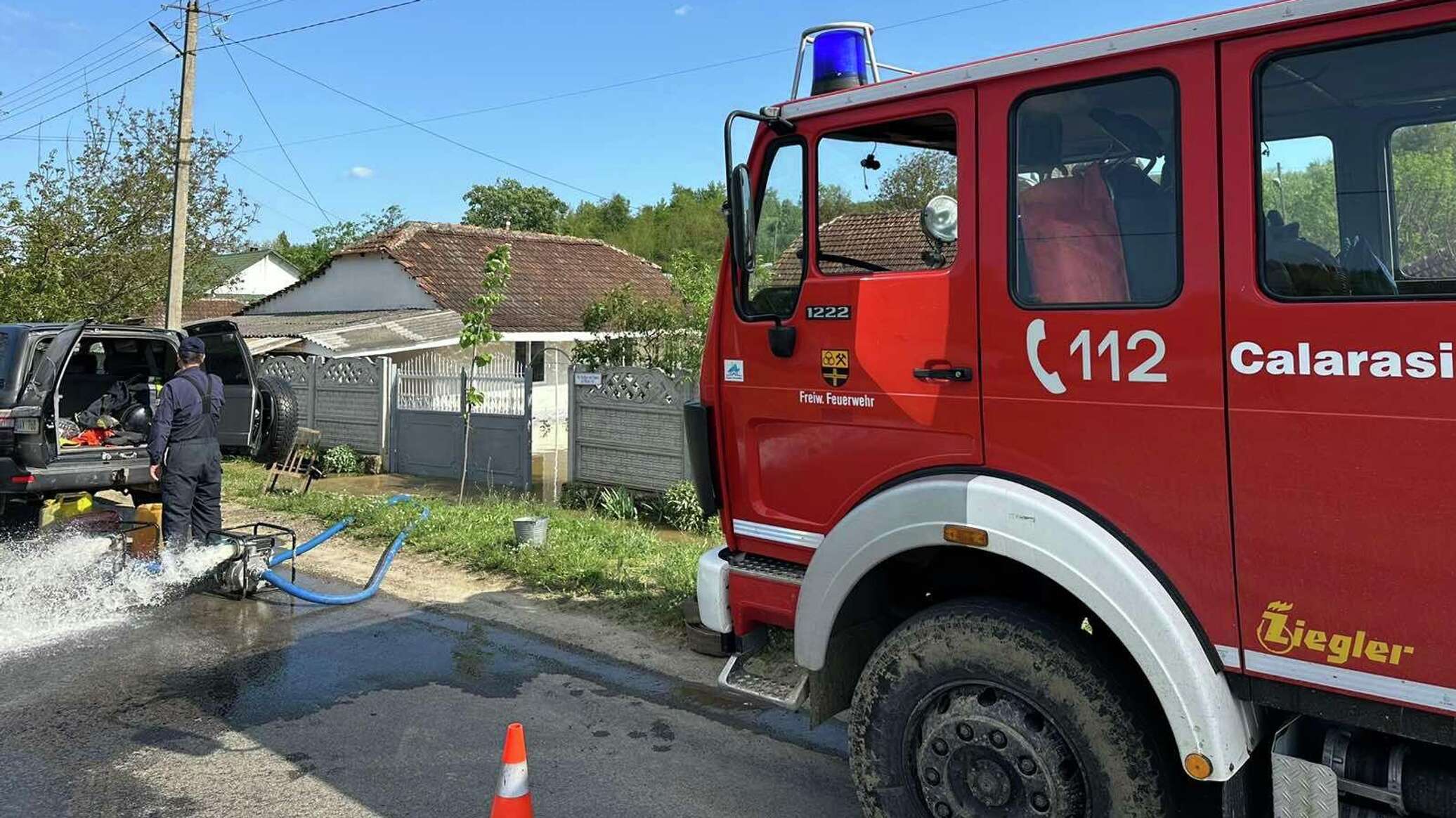 ГИЧС продолжает оказывать помощь в затопленных после дождя селах Молдовы
