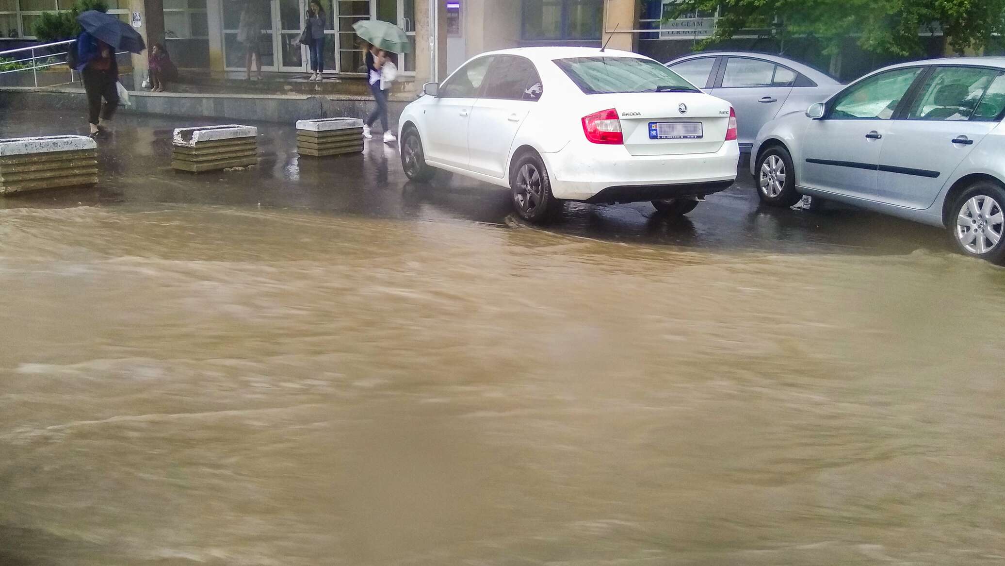 Ливни в Молдове: в Каларашском районе прорвало дамбу и унесло водой авто с людьми 