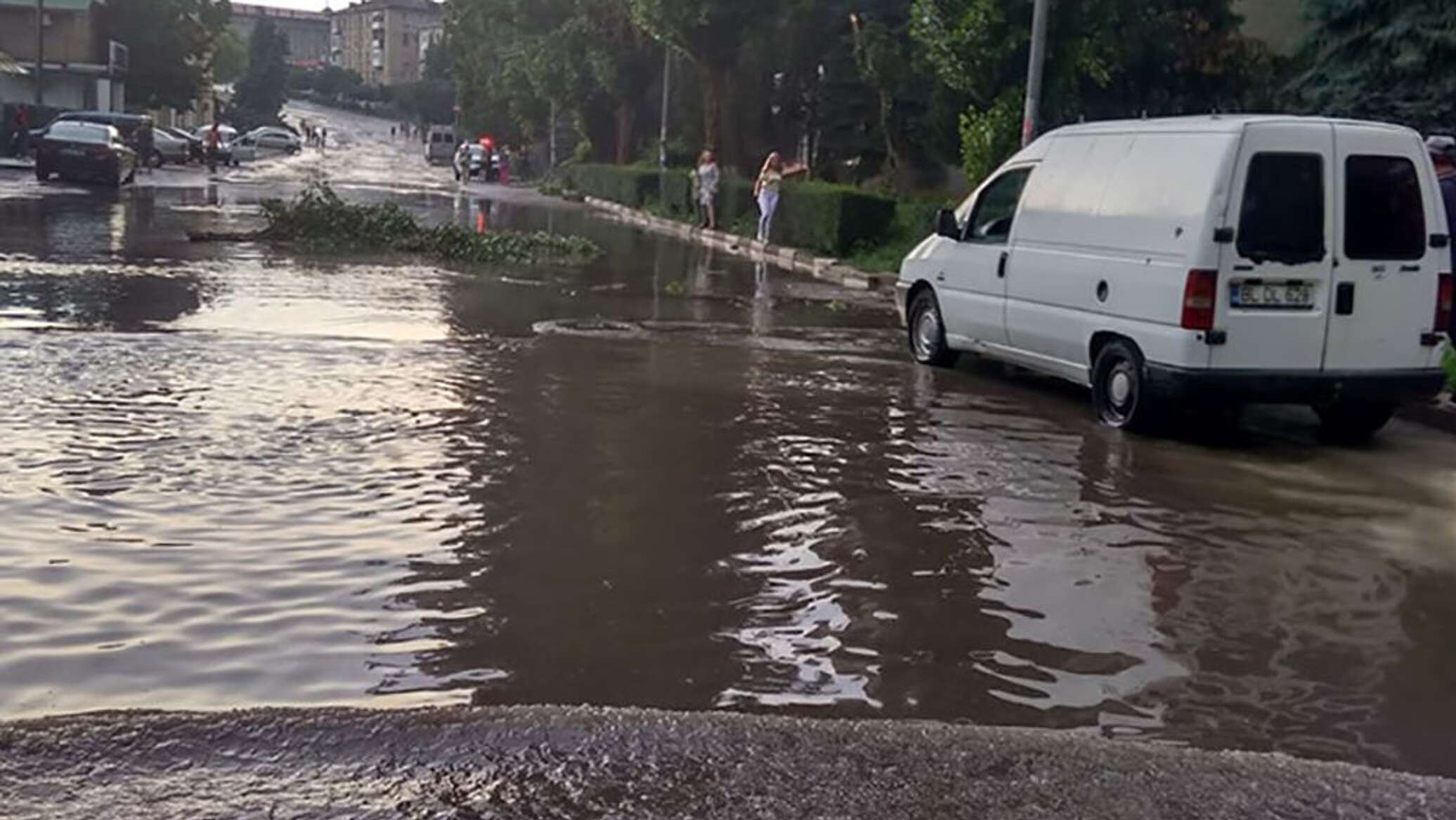 Спасатели устраняют последствия ливней в нескольких районах Молдовы 