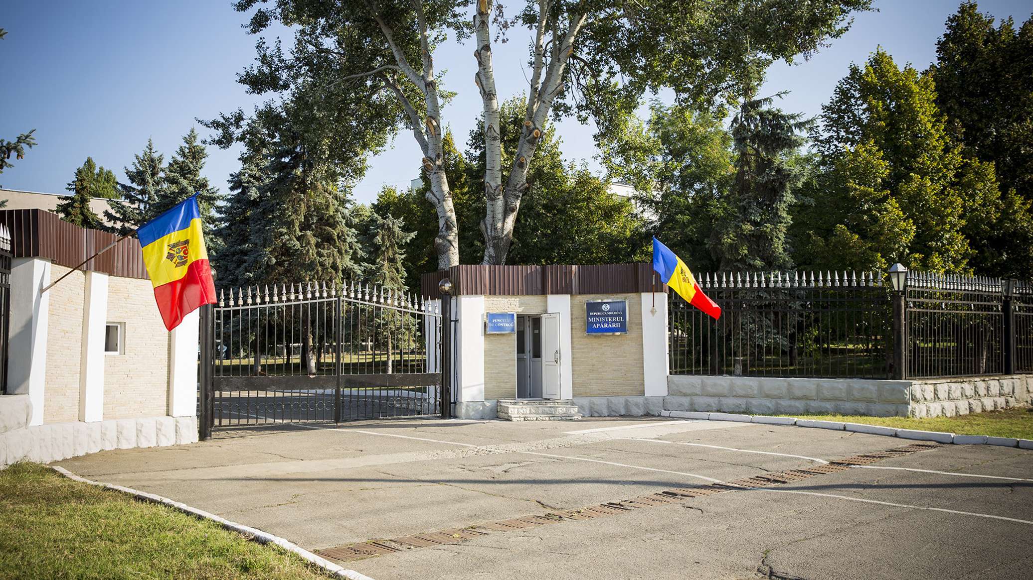 Возле здания Минобороны Молдовы убрали пушки времен Великой Отечественной войны