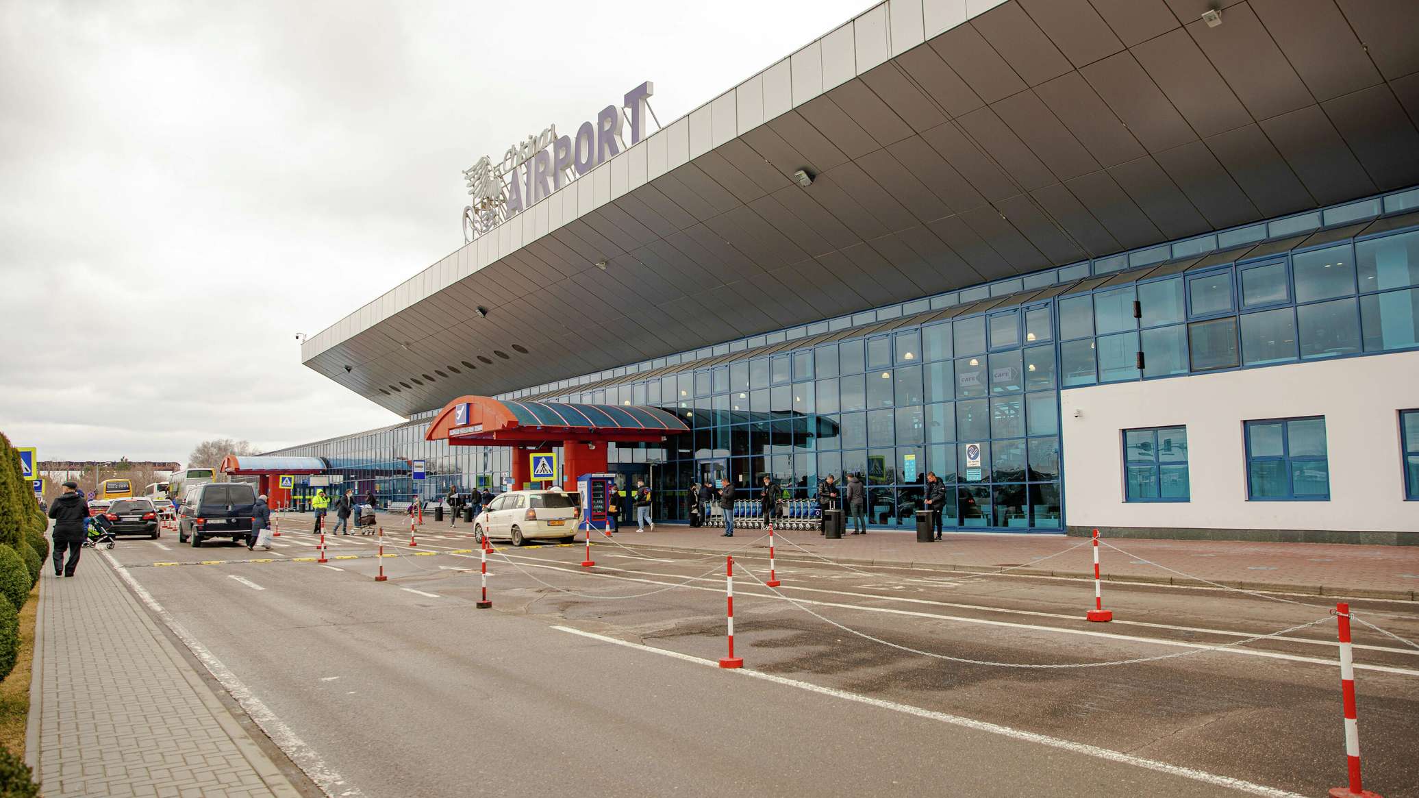 Кишиневский аэропорт ищет подрядчика для работ по ремонту перрона и организации парковок  