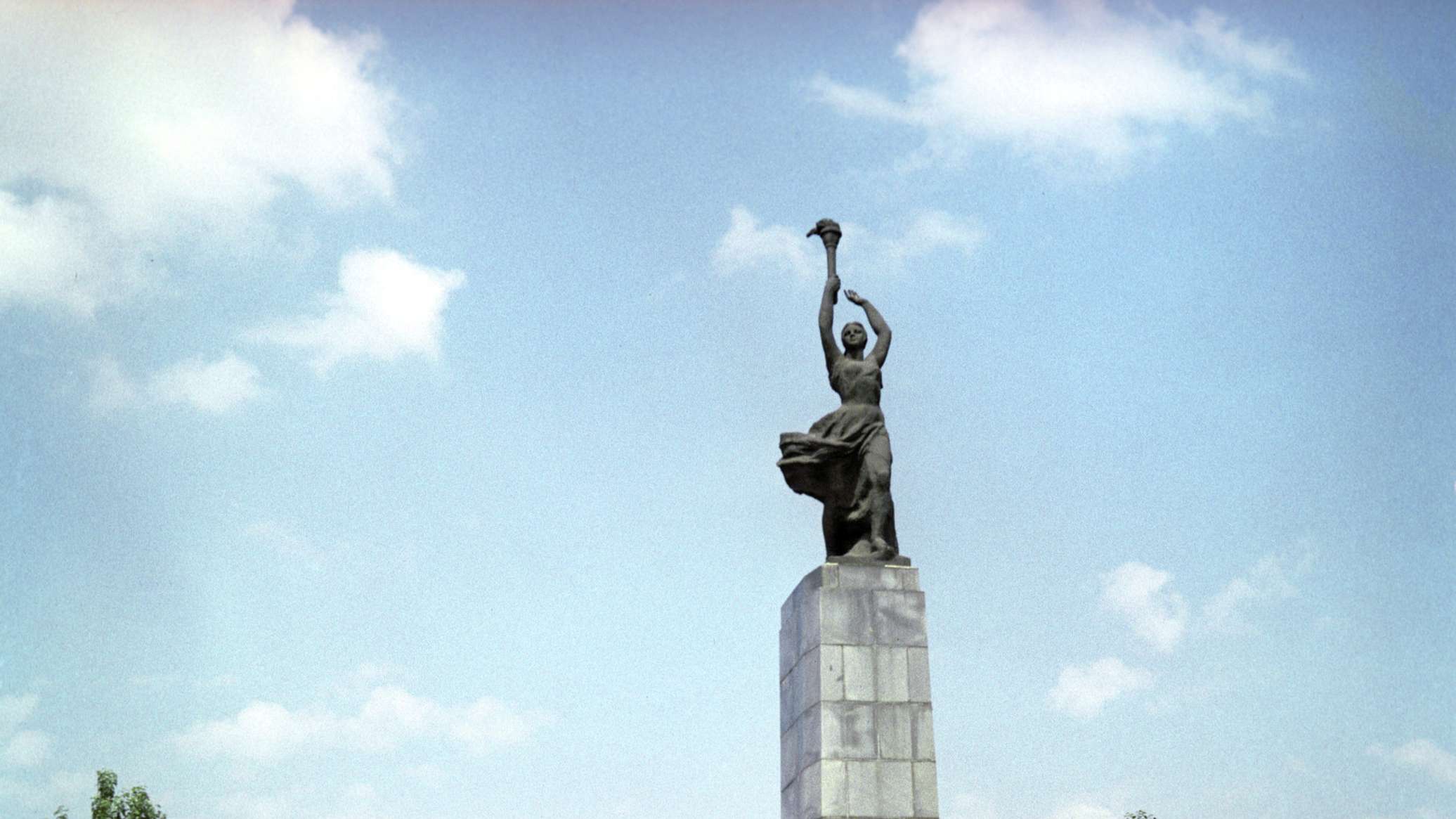 Молдавские коммунисты призывают власть прекратить войну с историей 