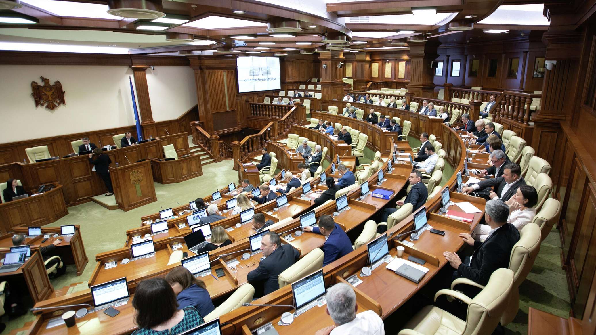 Парламент Молдовы перед каникулами принял более 50 законодательных актов 