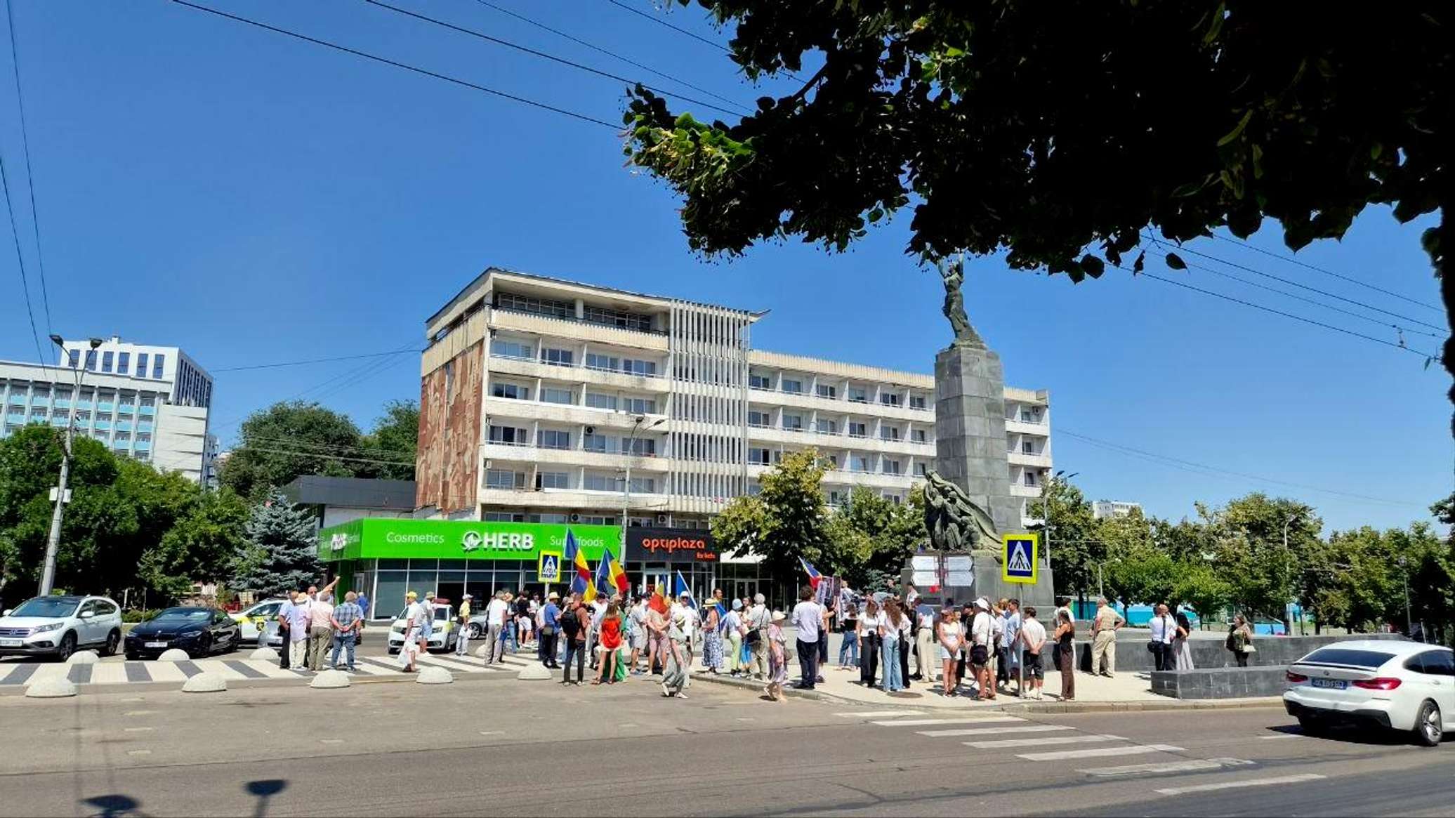 Петрович: попытки добиться сноса советских памятников не изменят память общества 