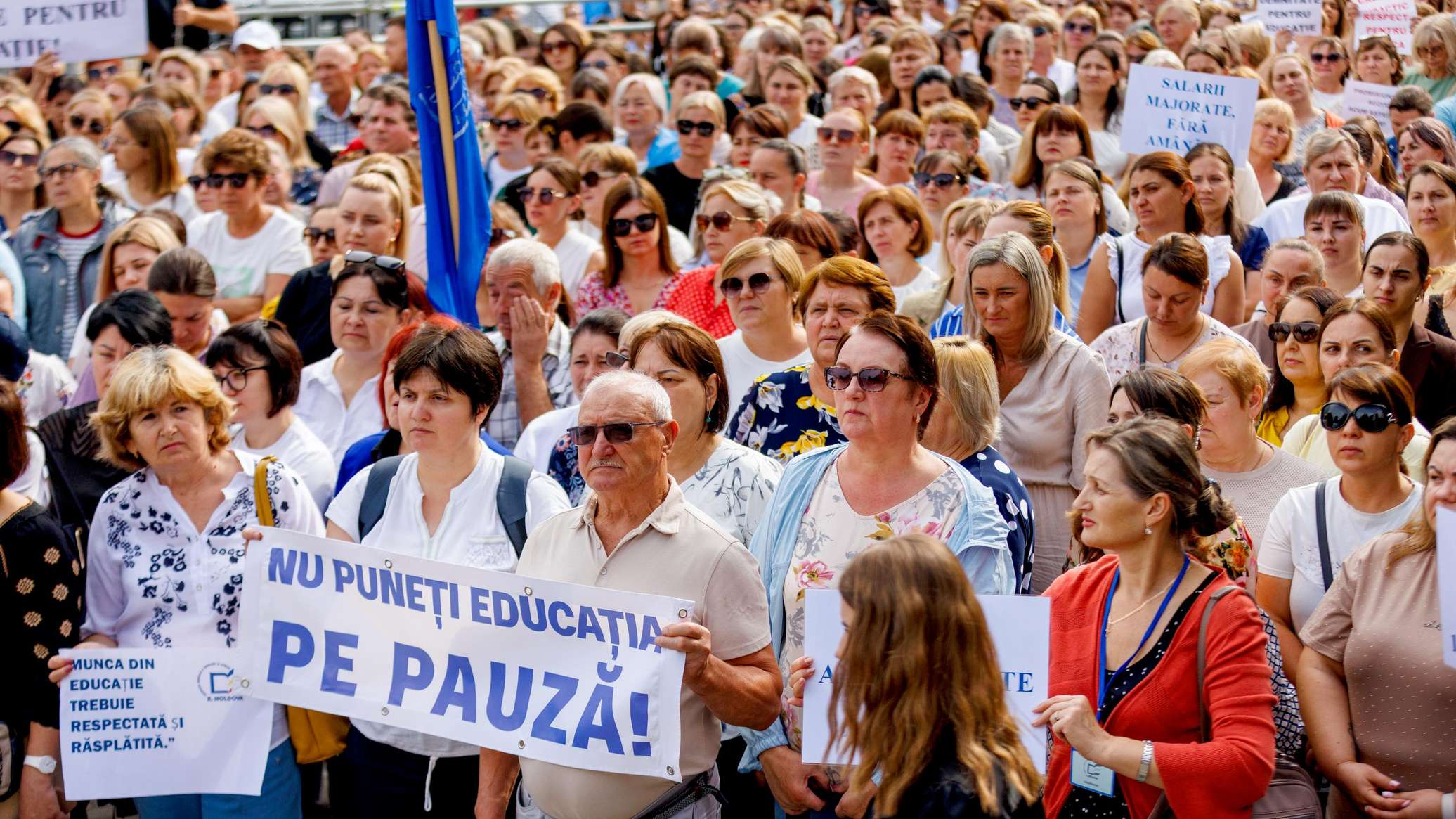 Профсоюзы не будут проводить протесты учителей, чтобы "дать шанс диалогу" 