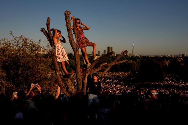 Эпичное зрелище: солнце исчезло на глазах миллионов людей - 13.08.2026, Sputnik Молдова