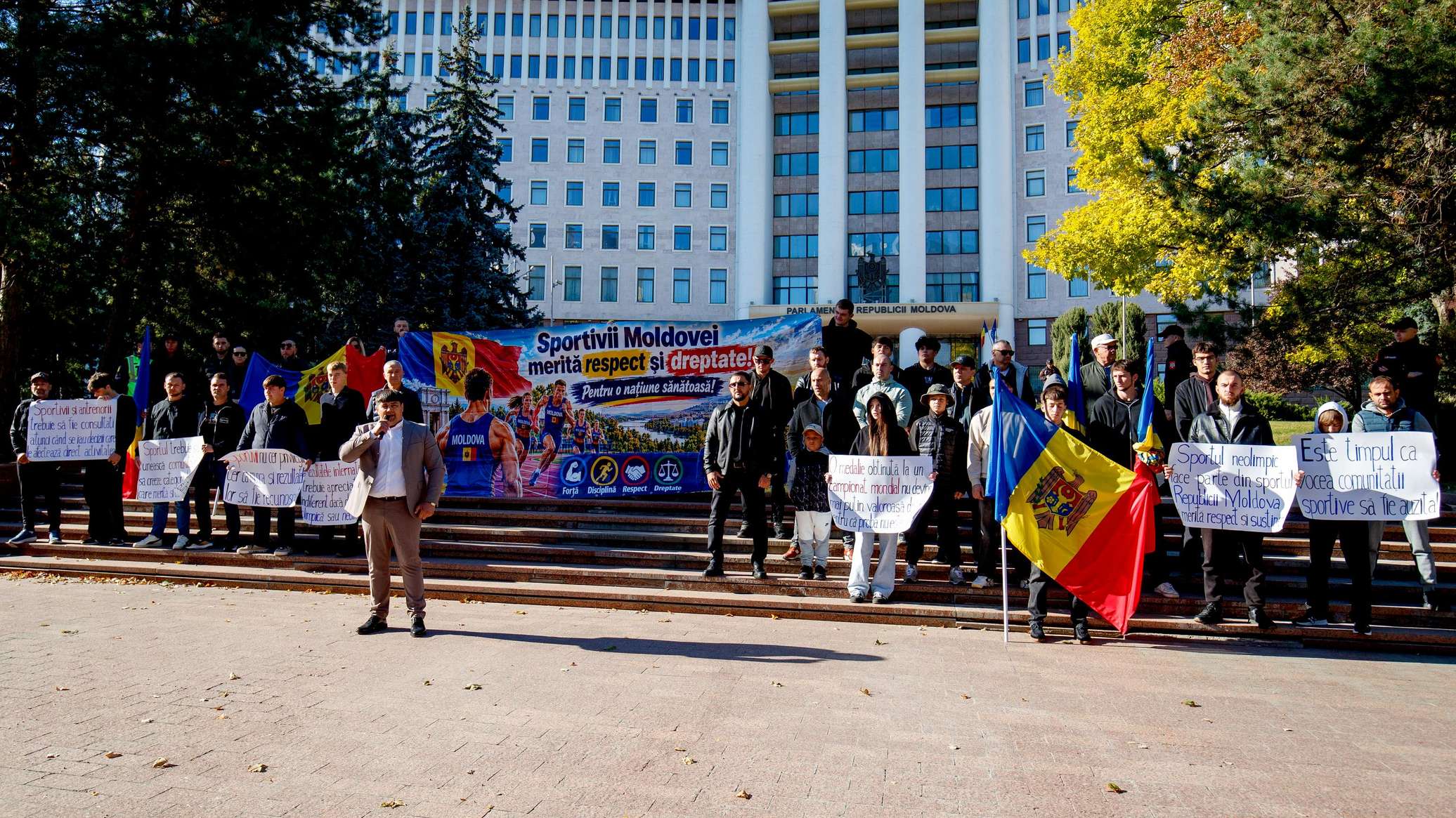 Протест спортсменов и тренеров прошел у здания парламента Молдовы 
