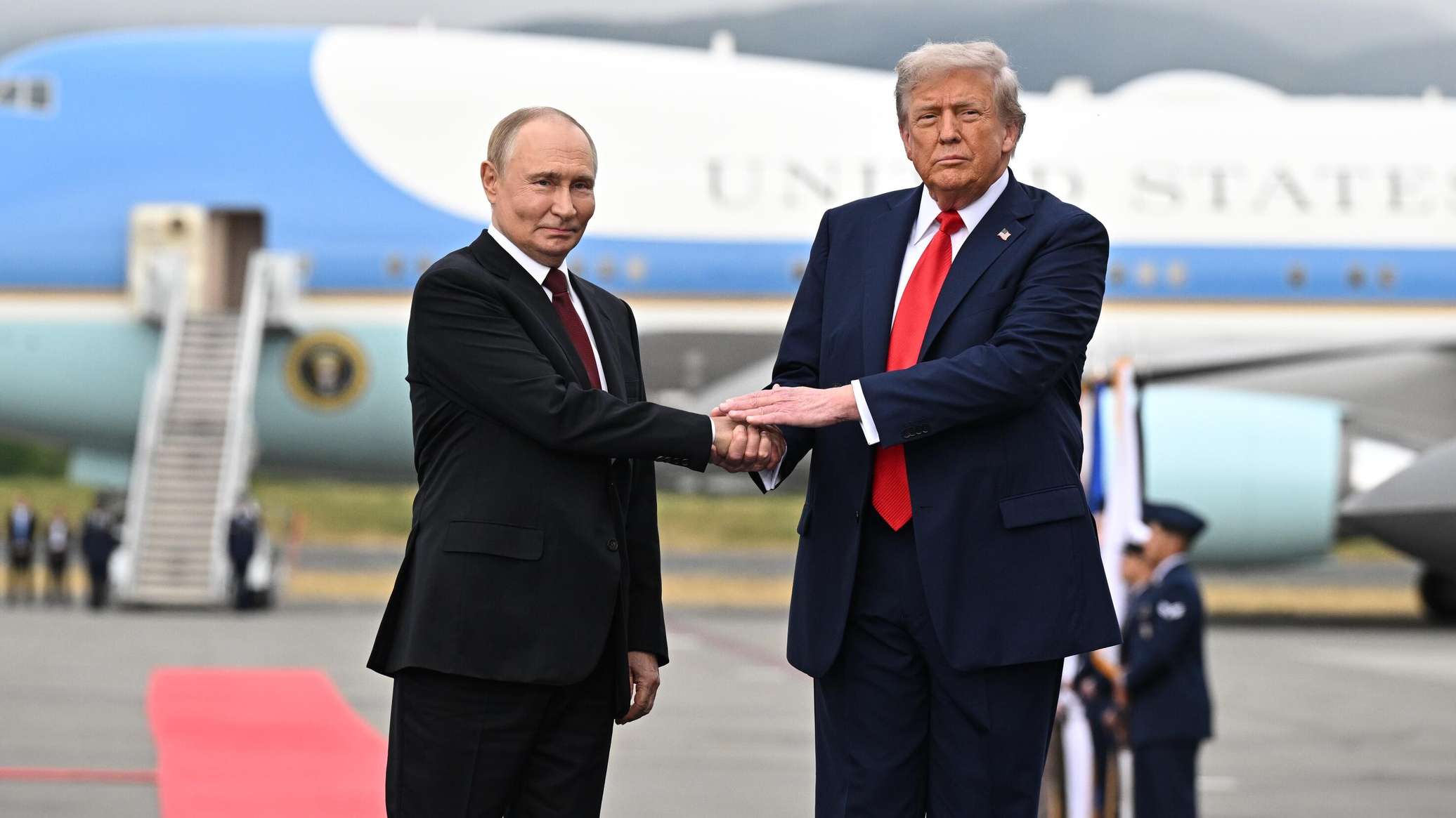 Трамп сообщил о телефонном разговоре с Путиным: Россия поставит топливо в США